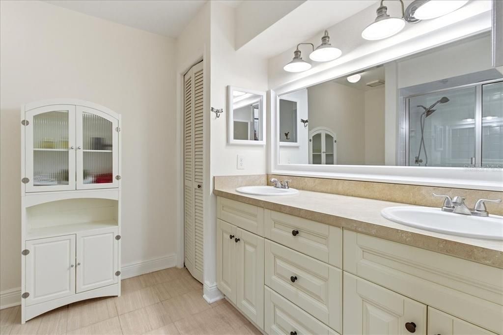 На продажу: $299,900 (2 спален, 2 ванн, 1732 Квадратных фут)