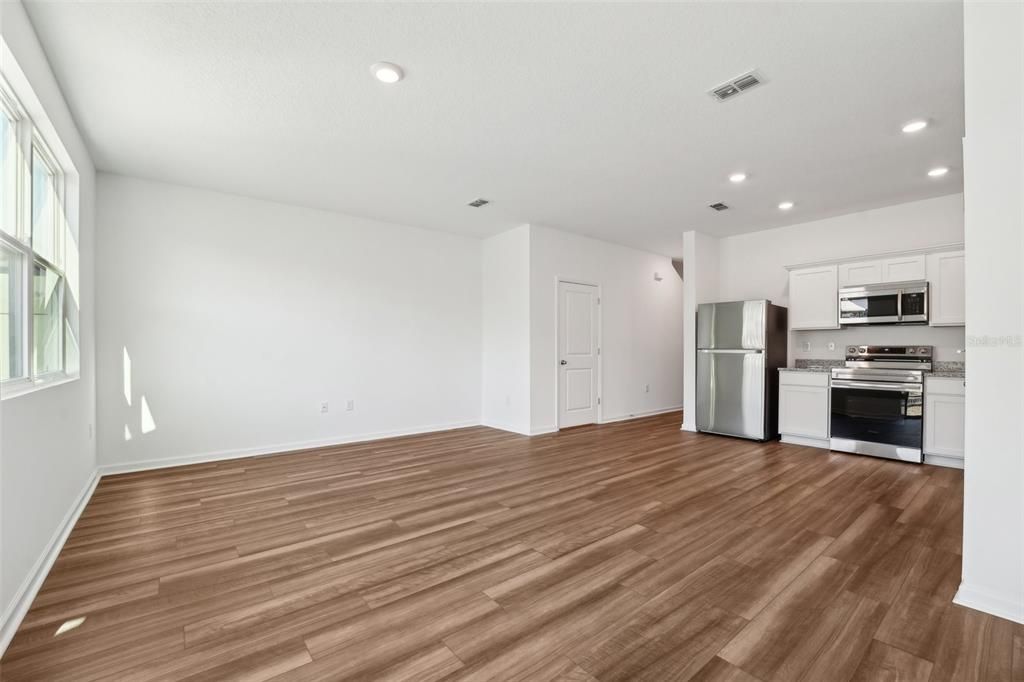 Active With Contract: $224,990 (3 beds, 2 baths, 1386 Square Feet)