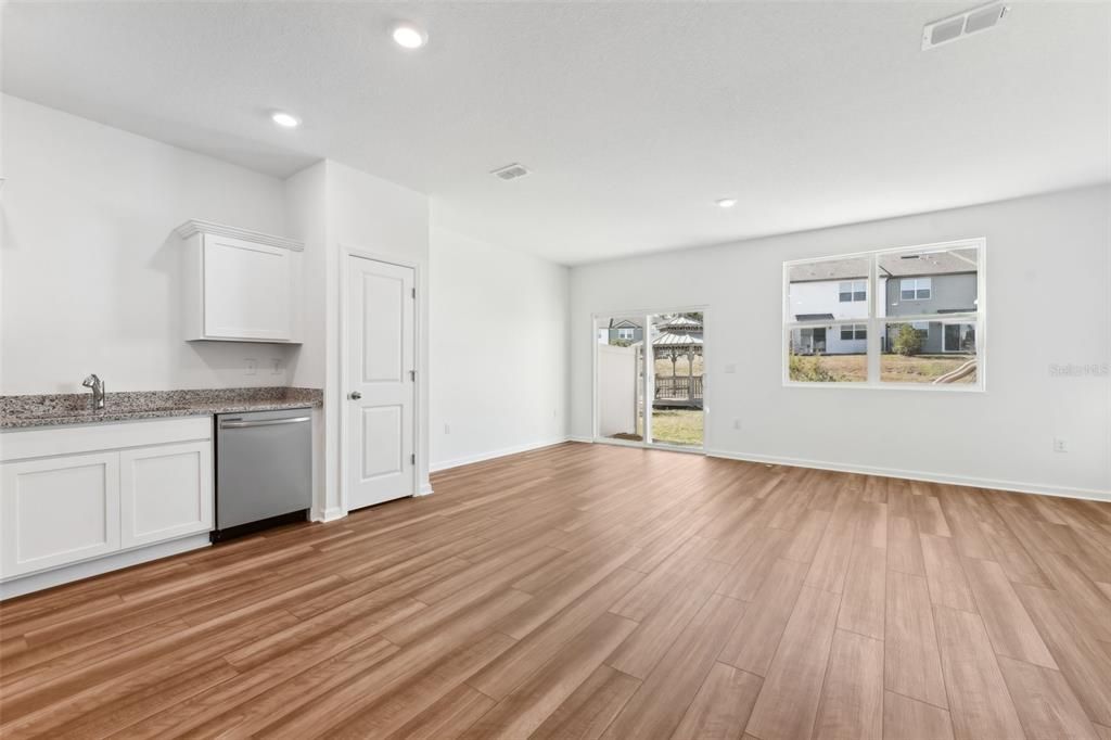 Active With Contract: $224,990 (3 beds, 2 baths, 1386 Square Feet)