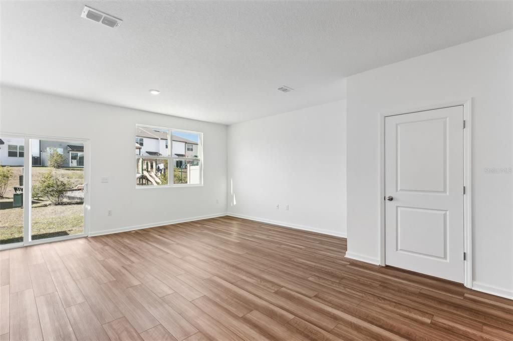 Active With Contract: $224,990 (3 beds, 2 baths, 1386 Square Feet)