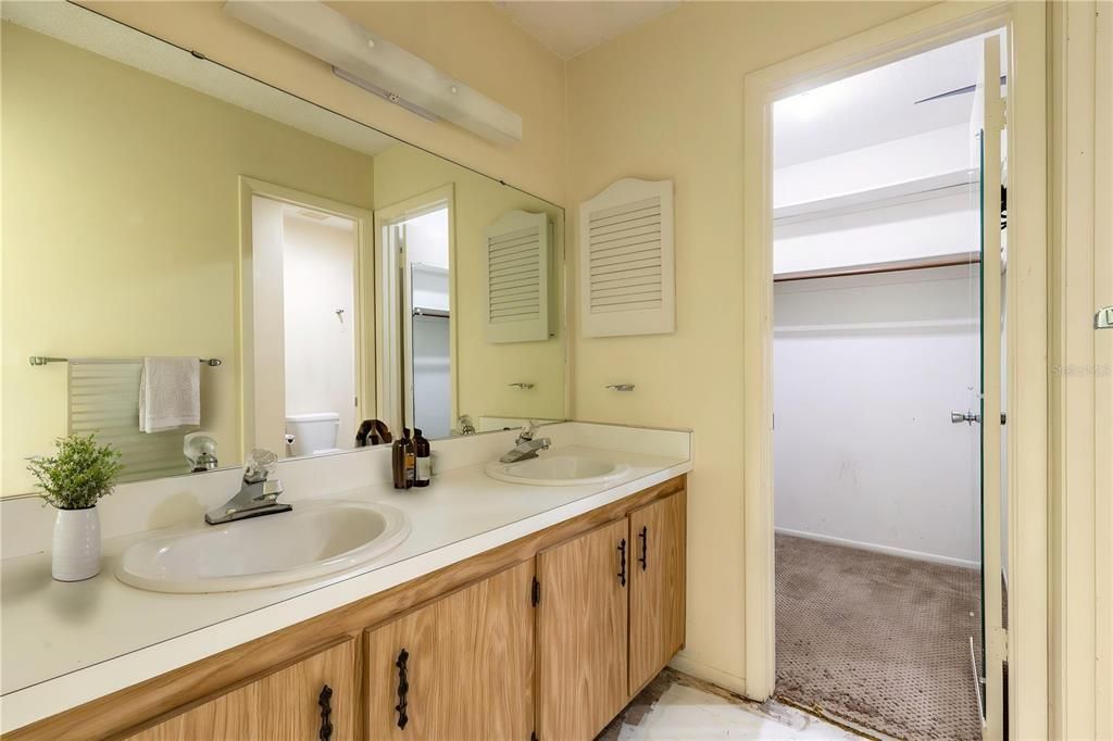 For Sale: $179,900 (2 beds, 2 baths, 1244 Square Feet)