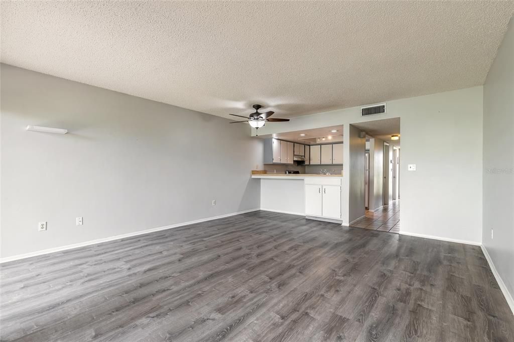 For Sale: $179,900 (2 beds, 2 baths, 1244 Square Feet)