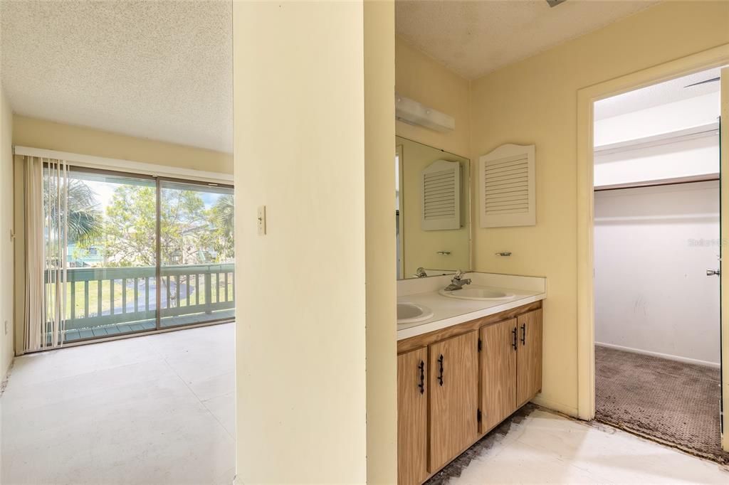 For Sale: $179,900 (2 beds, 2 baths, 1244 Square Feet)
