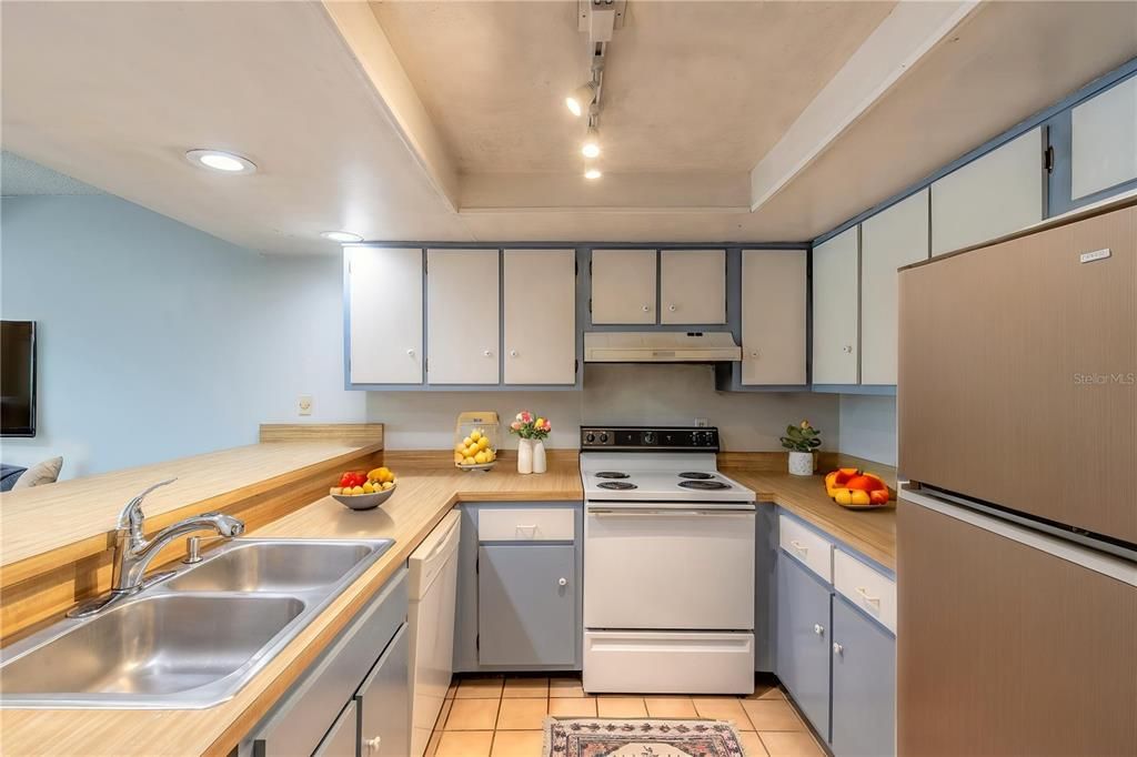 For Sale: $179,900 (2 beds, 2 baths, 1244 Square Feet)