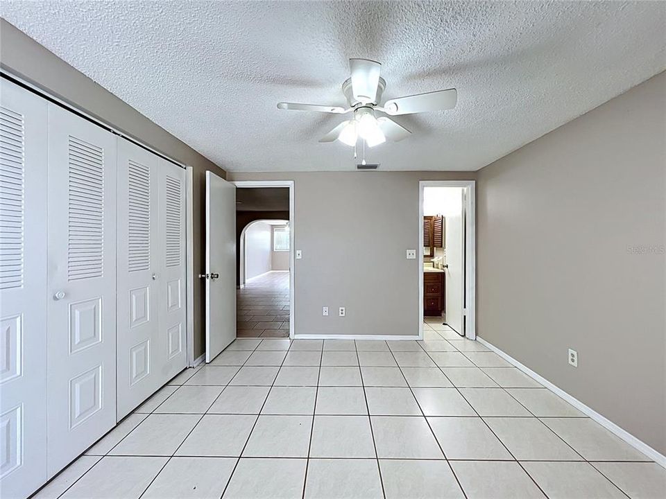 Activo con contrato: $309,900 (4 camas, 2 baños, 1848 Pies cuadrados)