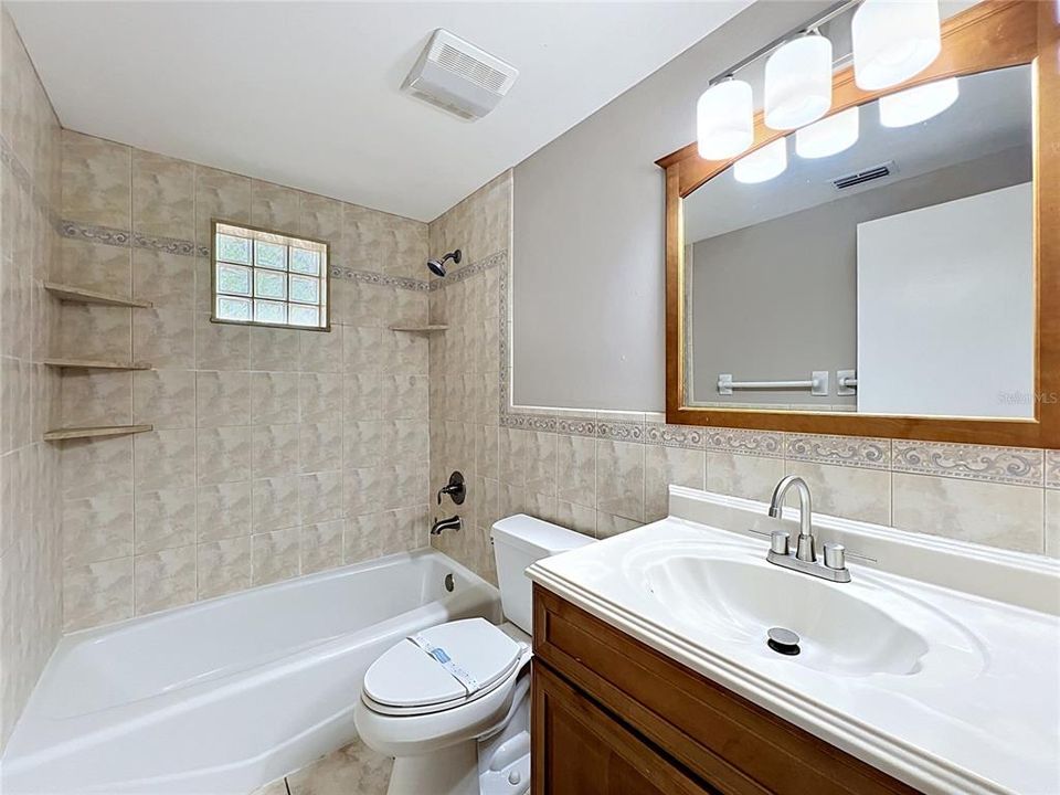 Activo con contrato: $309,900 (4 camas, 2 baños, 1848 Pies cuadrados)