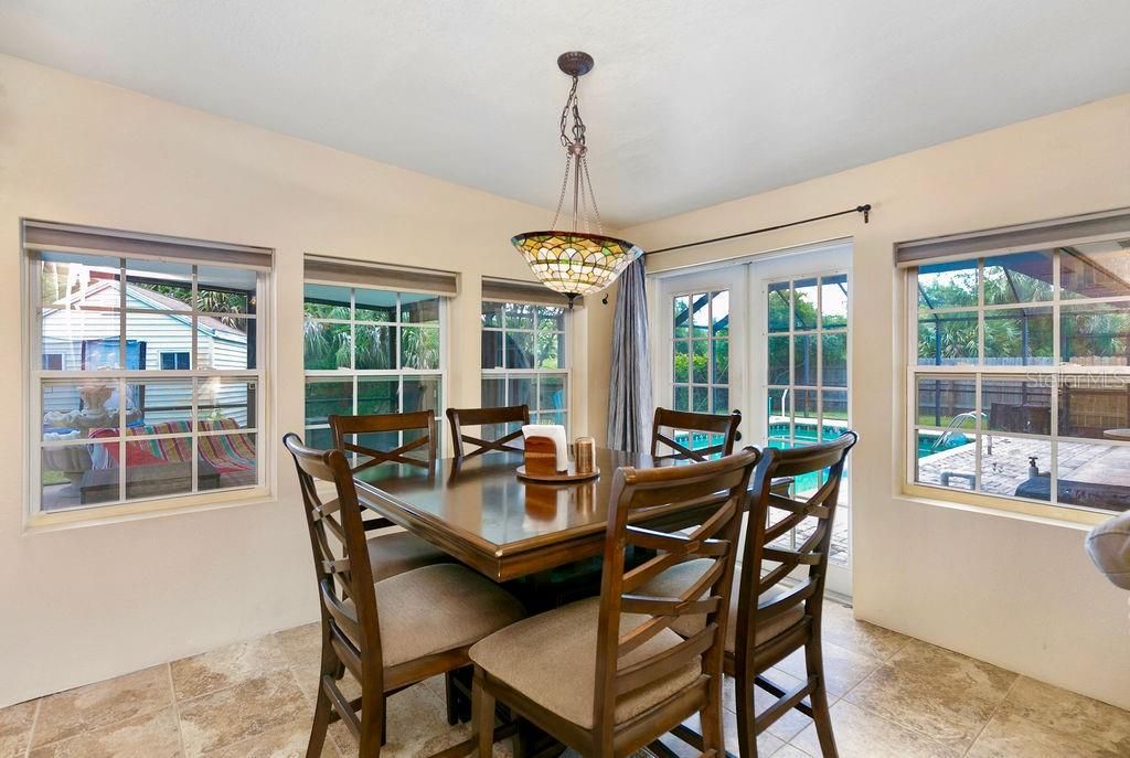 En Venta: $449,900 (5 camas, 2 baños, 2021 Pies cuadrados)