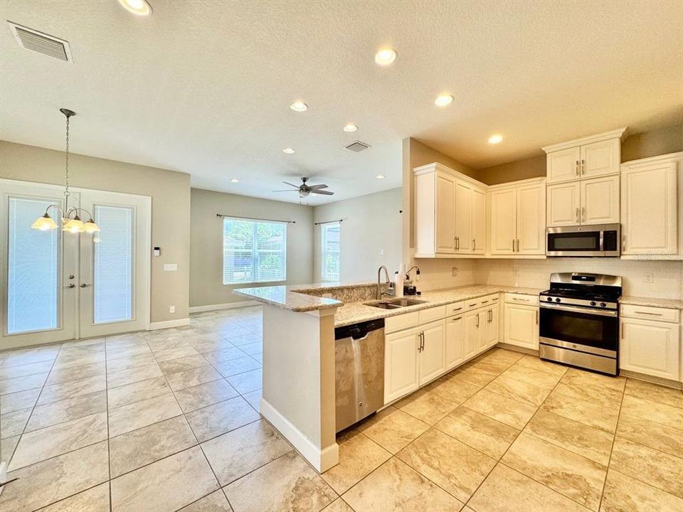 Activo con contrato: $440,000 (3 camas, 2 baños, 2296 Pies cuadrados)