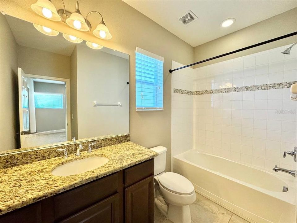 Activo con contrato: $440,000 (3 camas, 2 baños, 2296 Pies cuadrados)