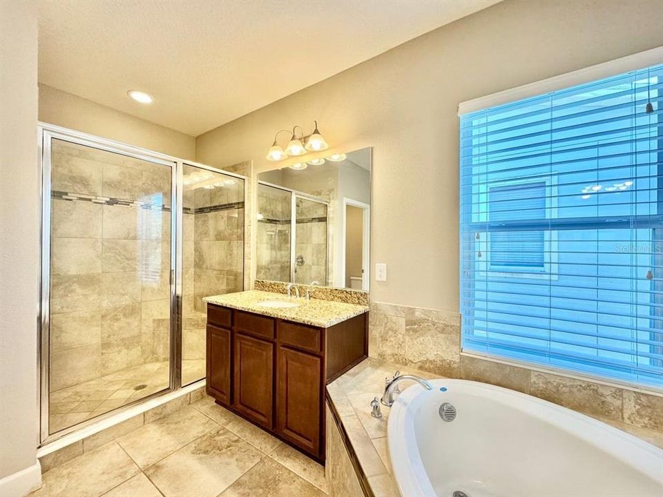 Activo con contrato: $440,000 (3 camas, 2 baños, 2296 Pies cuadrados)