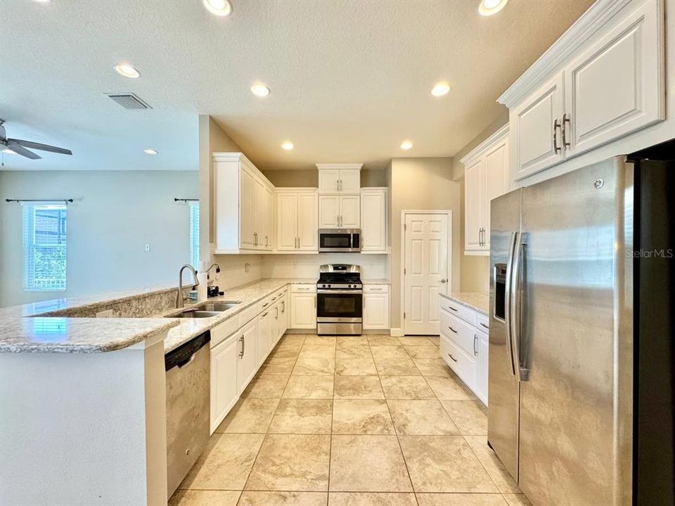 Activo con contrato: $440,000 (3 camas, 2 baños, 2296 Pies cuadrados)