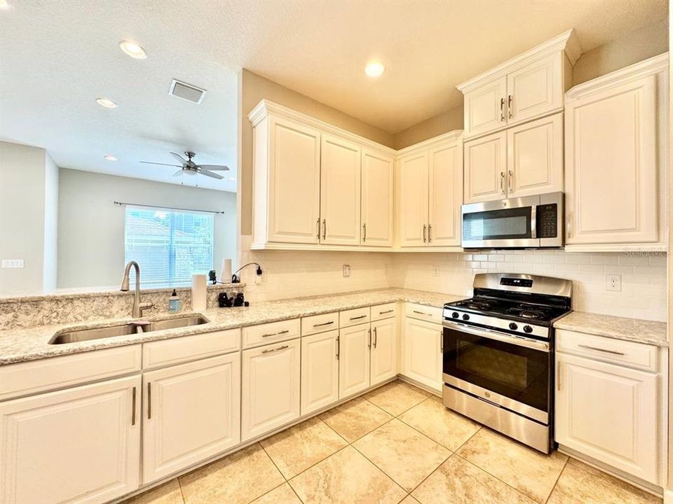 Activo con contrato: $440,000 (3 camas, 2 baños, 2296 Pies cuadrados)