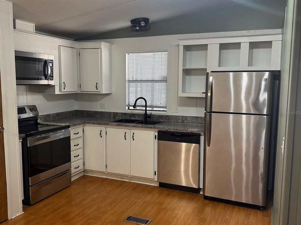 For Rent: $1,450 (2 beds, 2 baths, 864 Square Feet)