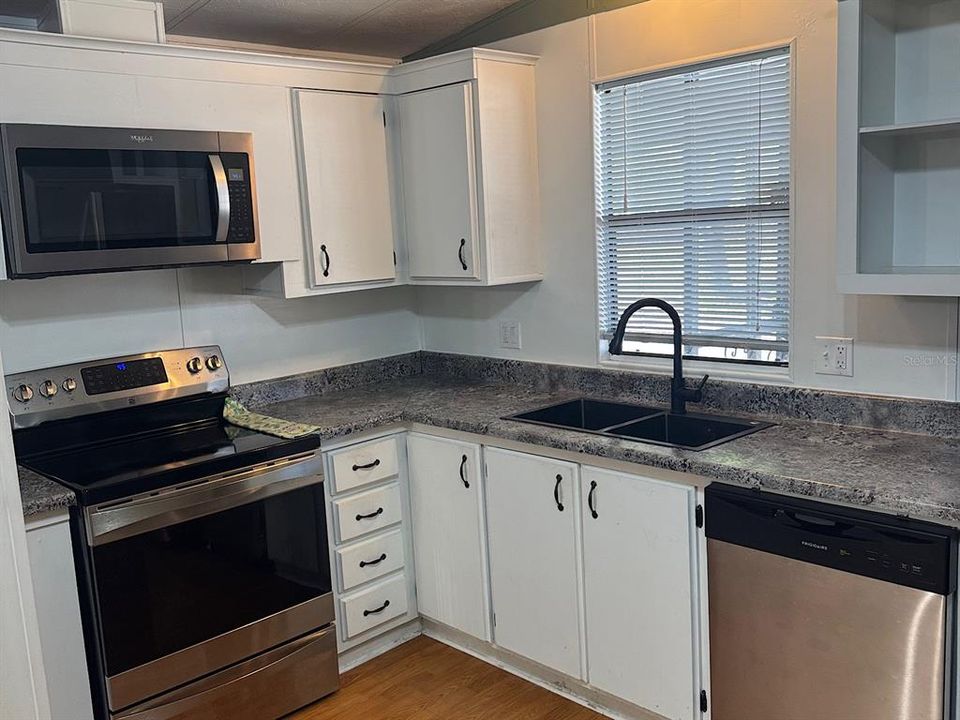 For Rent: $1,450 (2 beds, 2 baths, 864 Square Feet)