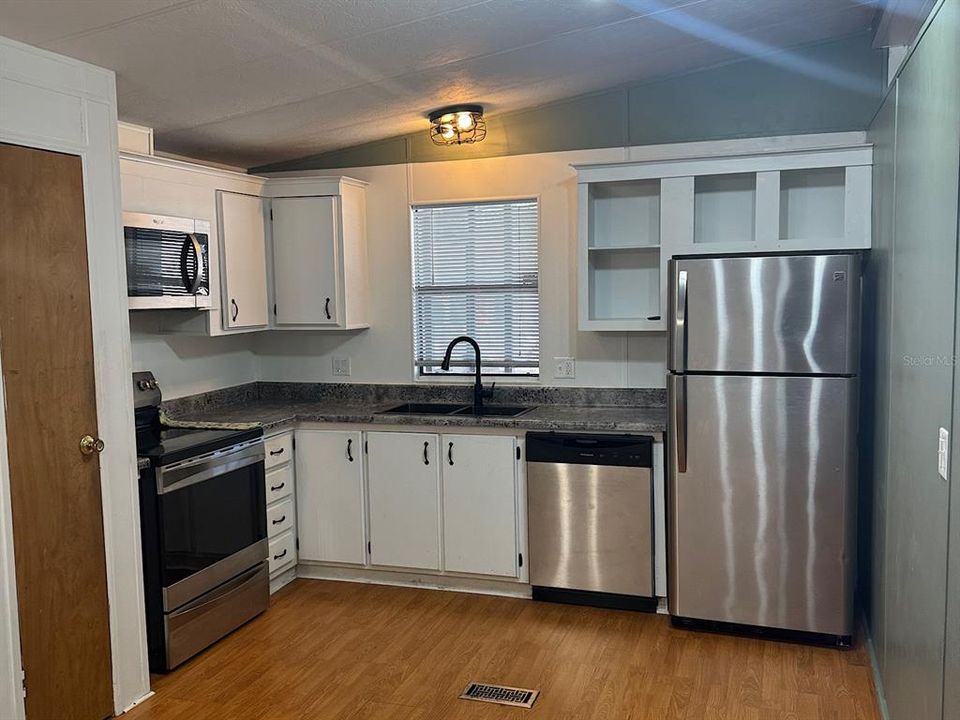 For Rent: $1,450 (2 beds, 2 baths, 864 Square Feet)