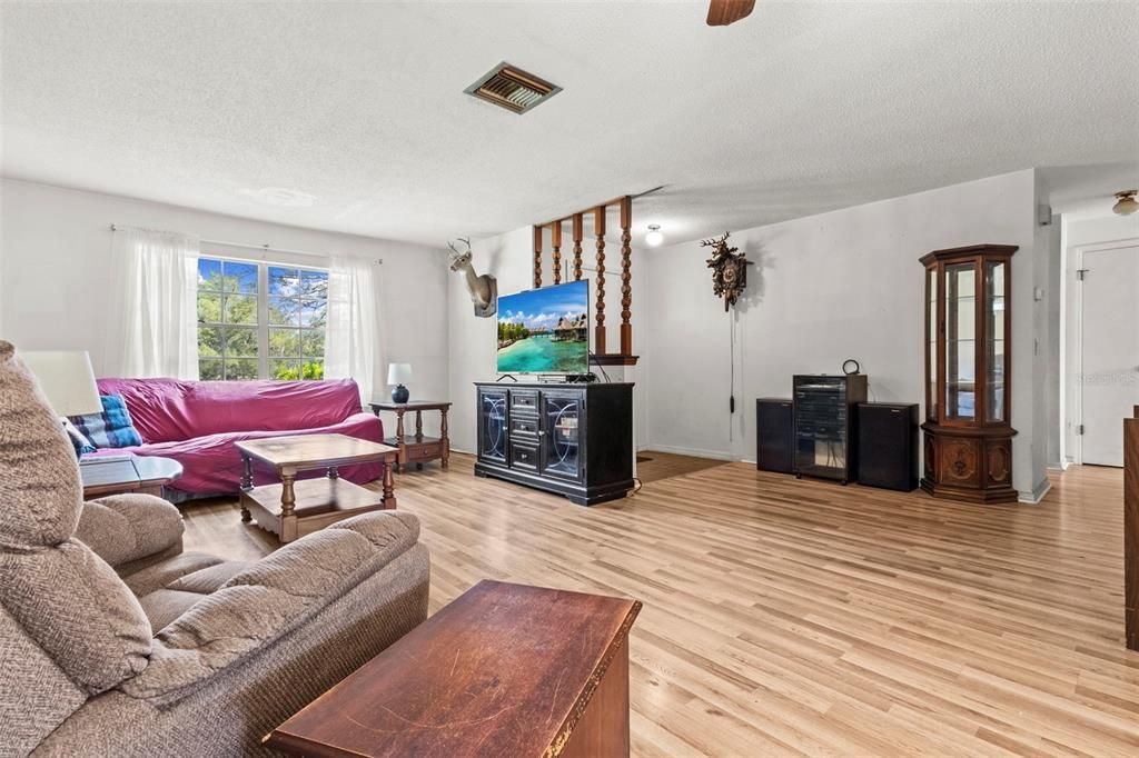 For Sale: $290,000 (2 beds, 2 baths, 1429 Square Feet)
