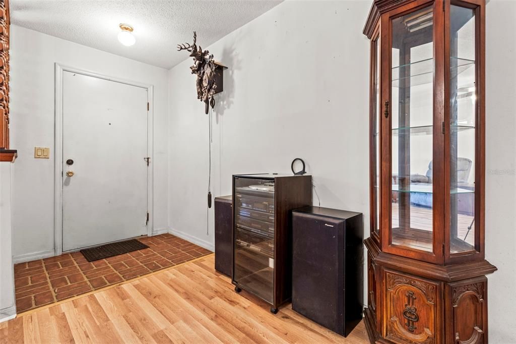 For Sale: $290,000 (2 beds, 2 baths, 1429 Square Feet)