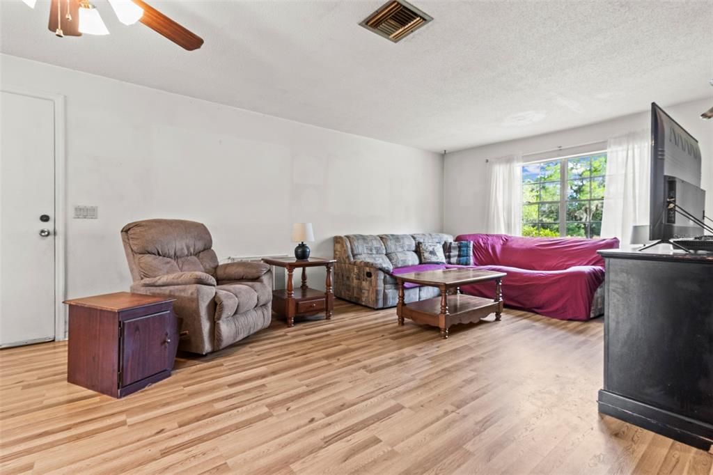 For Sale: $290,000 (2 beds, 2 baths, 1429 Square Feet)