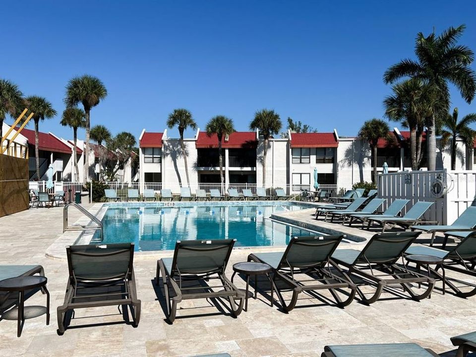 For Sale: $360,000 (1 beds, 1 baths, 691 Square Feet)