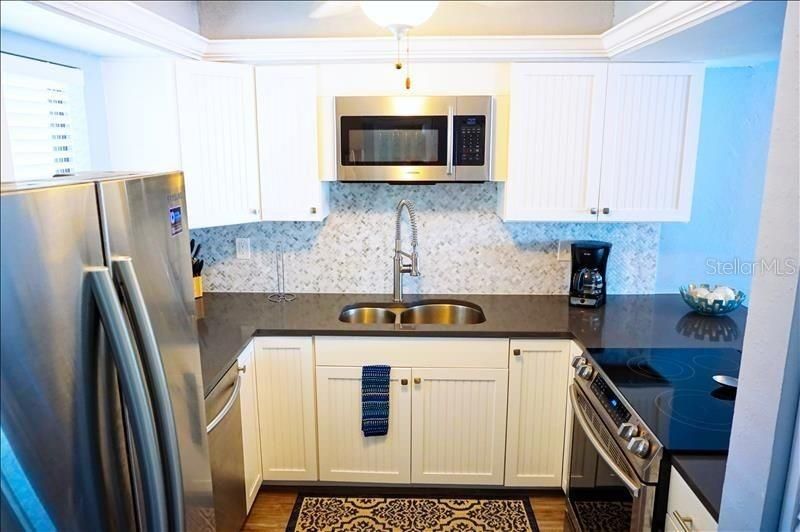 For Sale: $360,000 (1 beds, 1 baths, 691 Square Feet)