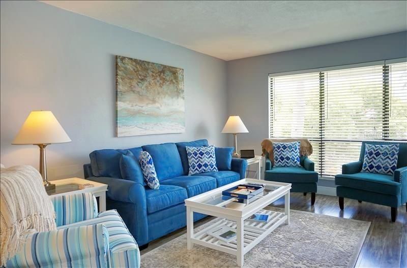 For Sale: $360,000 (1 beds, 1 baths, 691 Square Feet)