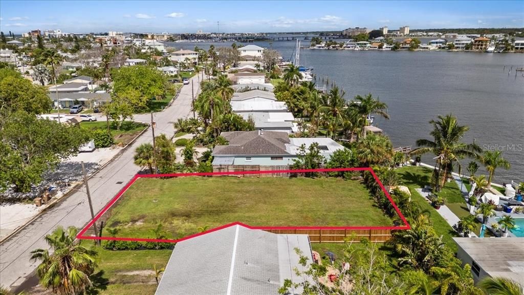 待售: $425,000 (0.14 acres)