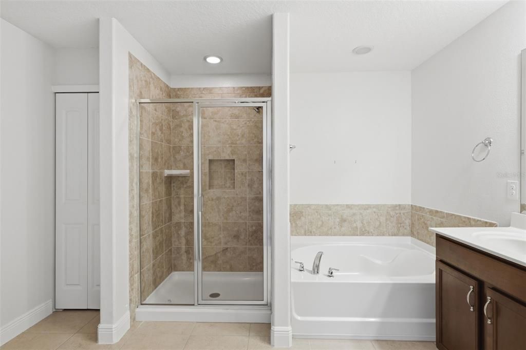 For Sale: $399,900 (4 beds, 2 baths, 2276 Square Feet)