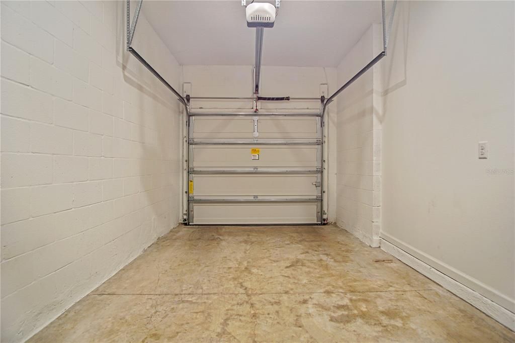 Activo con contrato: $1,850 (3 camas, 2 baños, 1834 Pies cuadrados)