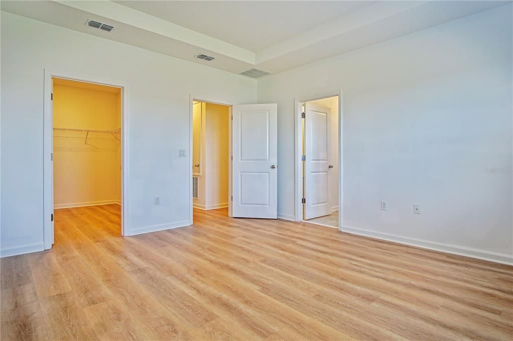 Activo con contrato: $1,850 (3 camas, 2 baños, 1834 Pies cuadrados)