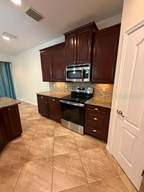 Под контрактом: $2,995 (3 спален, 2 ванн, 1776 Квадратных фут)