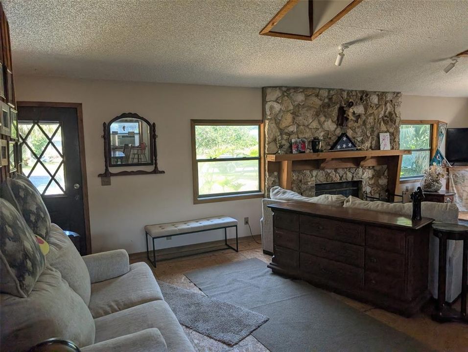For Sale: $269,000 (3 beds, 3 baths, 1489 Square Feet)