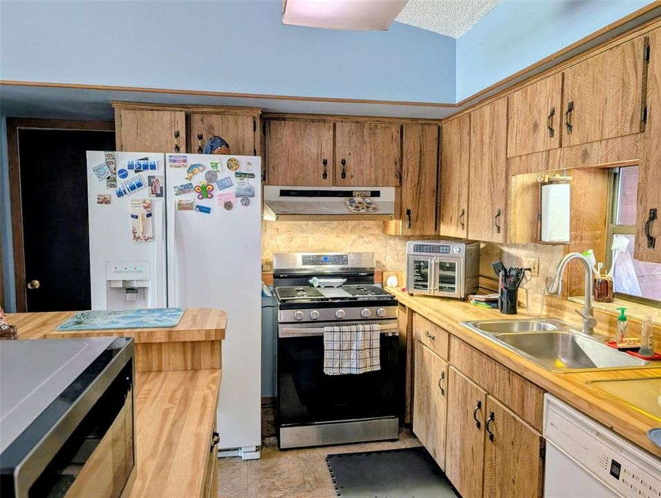 For Sale: $269,000 (3 beds, 3 baths, 1489 Square Feet)