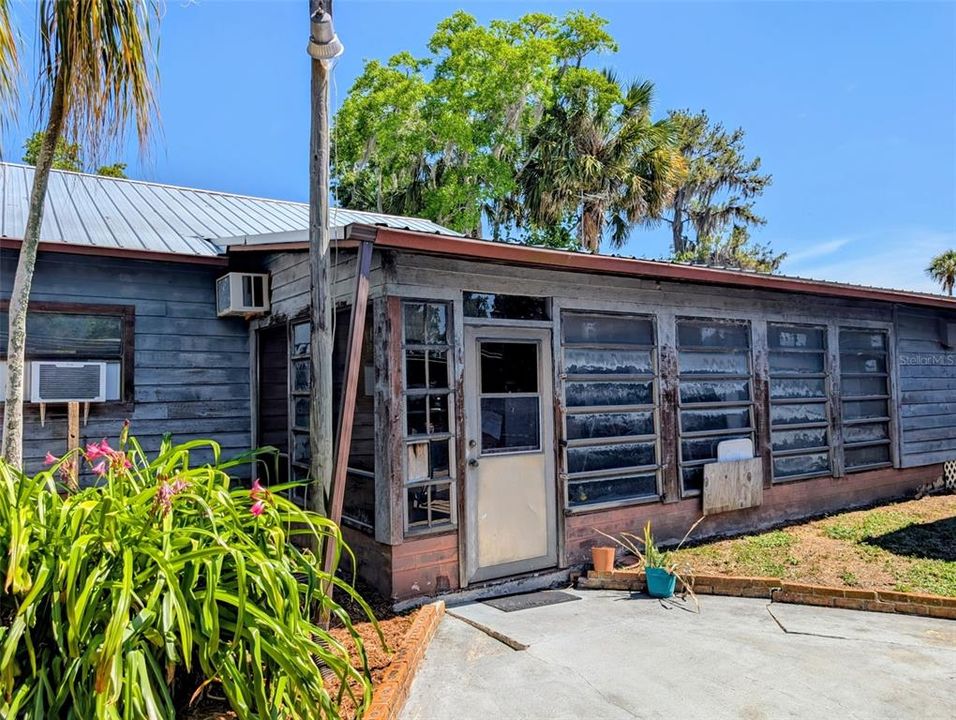 For Sale: $269,000 (3 beds, 3 baths, 1489 Square Feet)