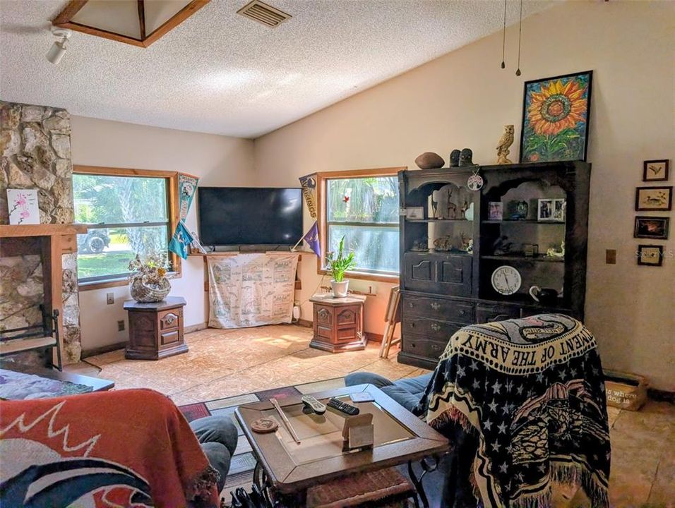 For Sale: $269,000 (3 beds, 3 baths, 1489 Square Feet)