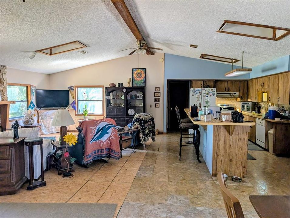 For Sale: $269,000 (3 beds, 3 baths, 1489 Square Feet)