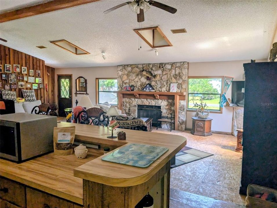 For Sale: $269,000 (3 beds, 3 baths, 1489 Square Feet)