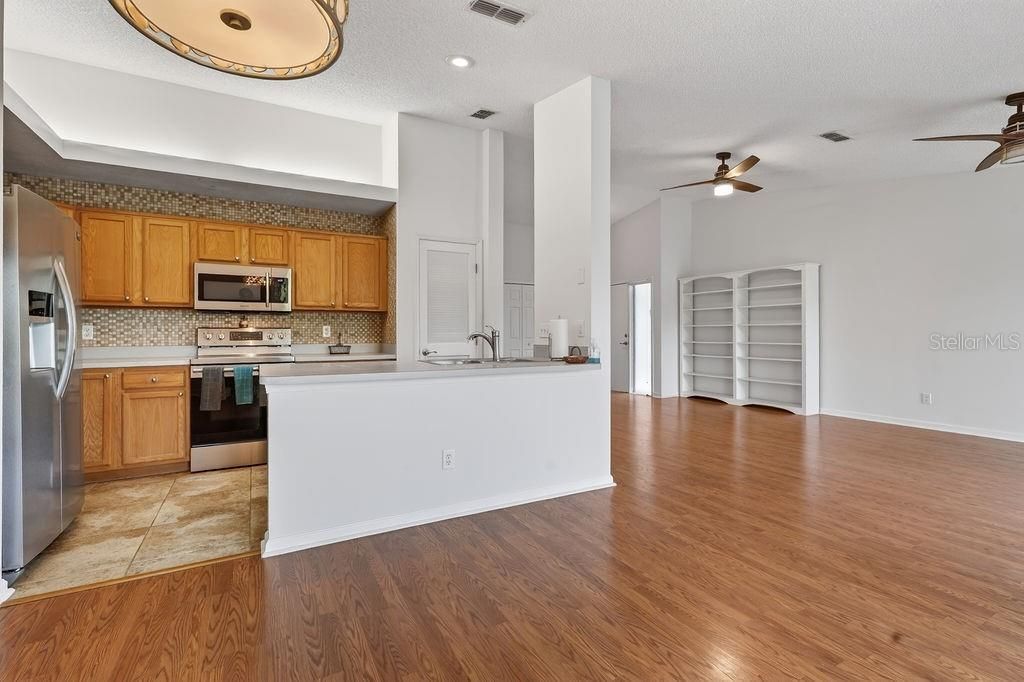 For Sale: $242,000 (2 beds, 2 baths, 1102 Square Feet)