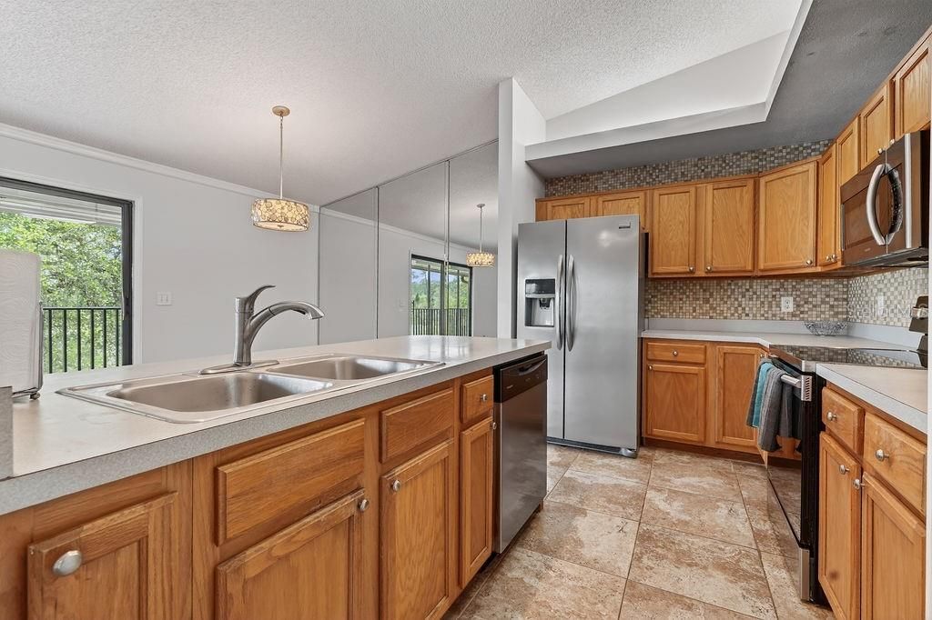 For Sale: $242,000 (2 beds, 2 baths, 1102 Square Feet)