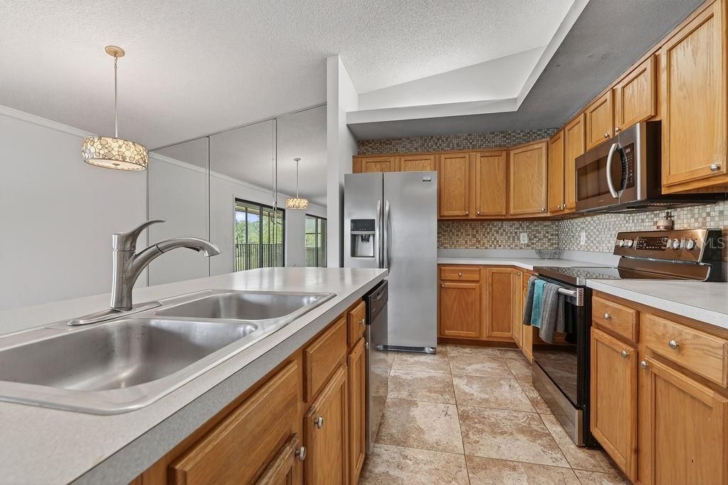 For Sale: $242,000 (2 beds, 2 baths, 1102 Square Feet)