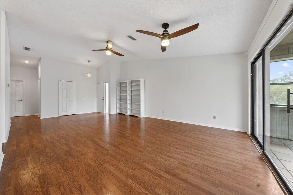 For Sale: $242,000 (2 beds, 2 baths, 1102 Square Feet)