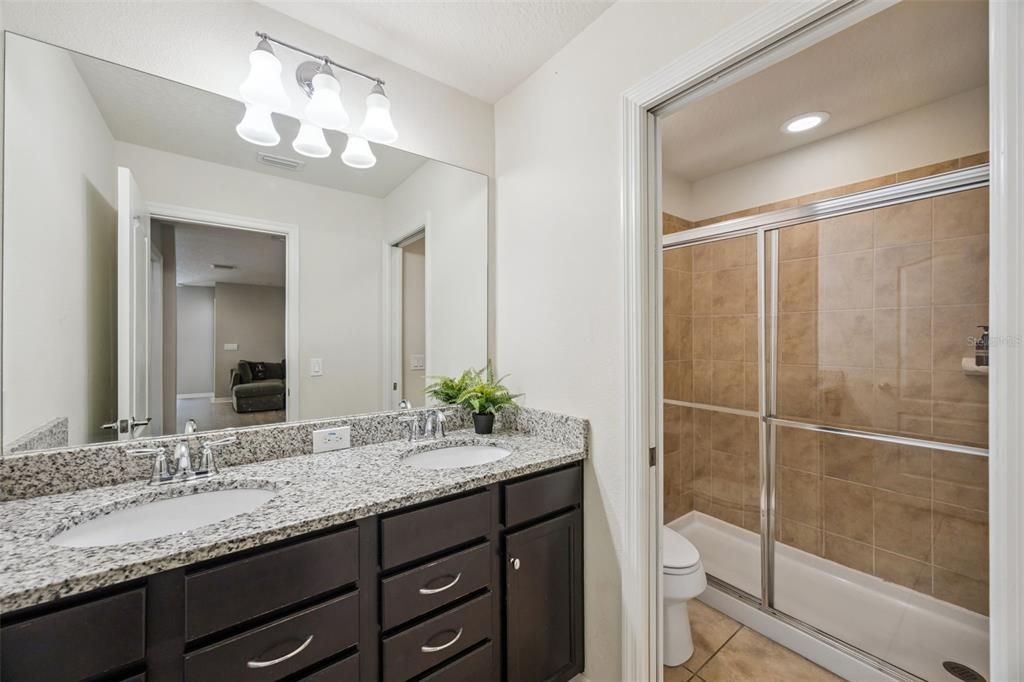 Activo con contrato: $605,000 (8 camas, 6 baños, 4041 Pies cuadrados)