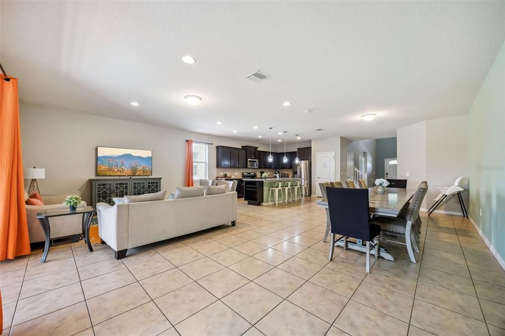 Activo con contrato: $605,000 (8 camas, 6 baños, 4041 Pies cuadrados)