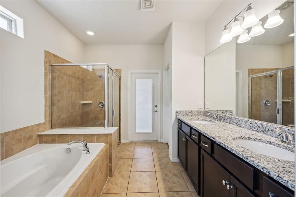 Activo con contrato: $605,000 (8 camas, 6 baños, 4041 Pies cuadrados)