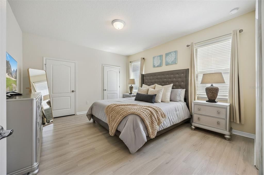 Activo con contrato: $605,000 (8 camas, 6 baños, 4041 Pies cuadrados)