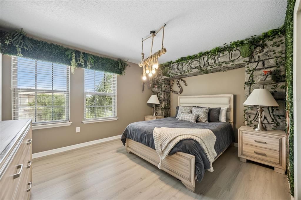 Activo con contrato: $605,000 (8 camas, 6 baños, 4041 Pies cuadrados)