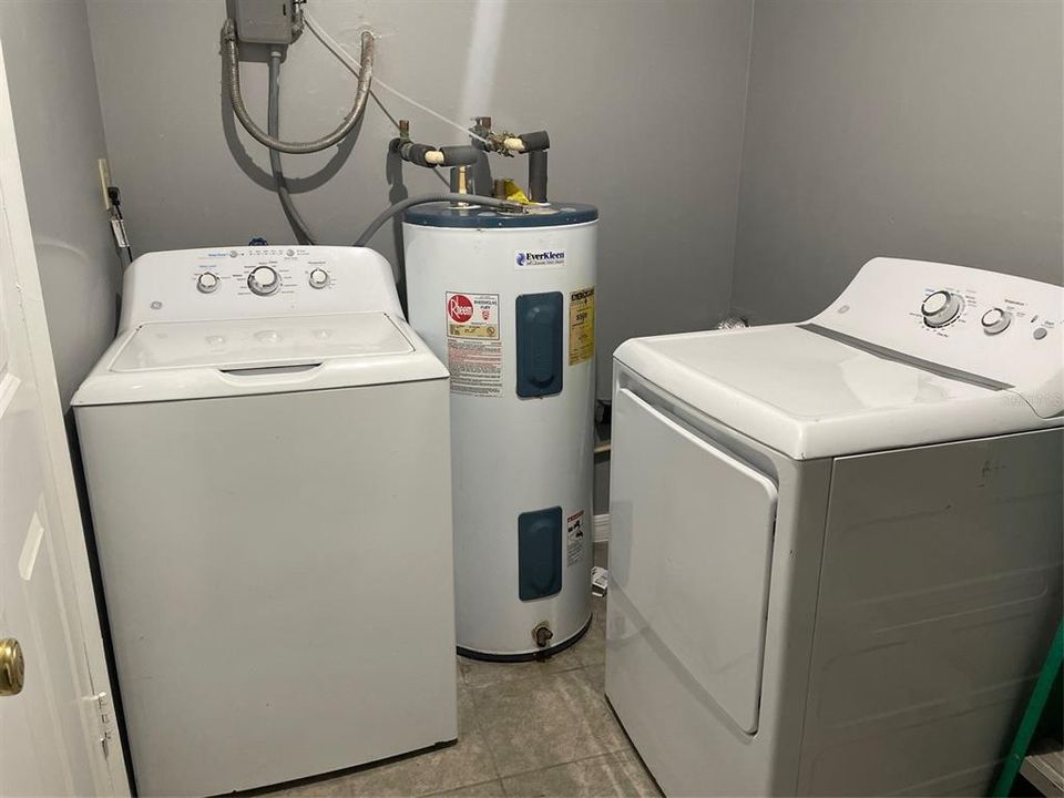 Activo con contrato: $1,900 (3 camas, 1 baños, 1112 Pies cuadrados)