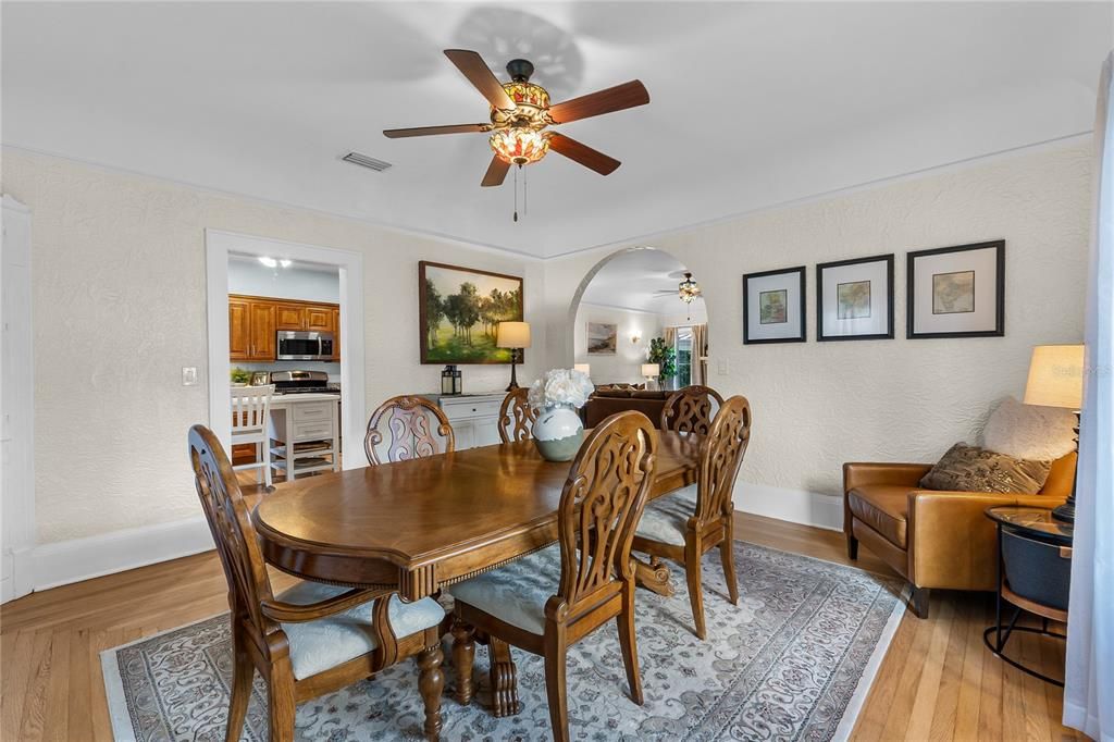 Activo con contrato: $360,000 (3 camas, 2 baños, 1750 Pies cuadrados)