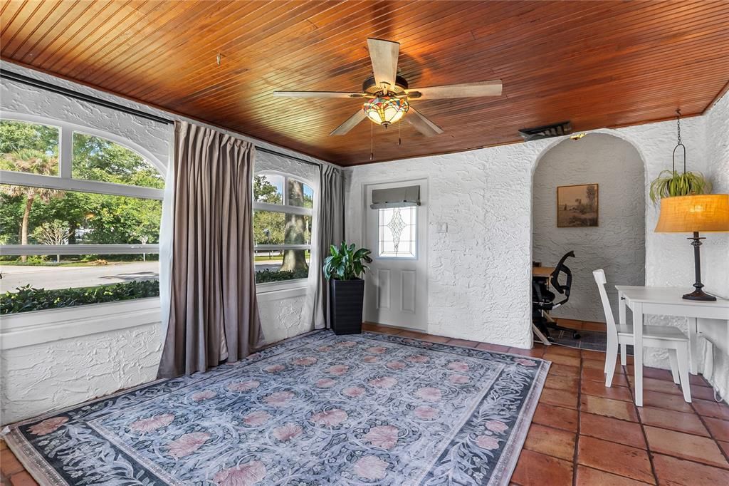 Activo con contrato: $360,000 (3 camas, 2 baños, 1750 Pies cuadrados)
