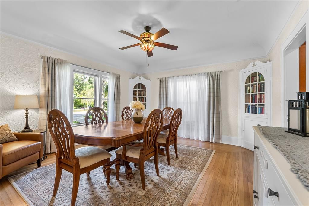 Activo con contrato: $360,000 (3 camas, 2 baños, 1750 Pies cuadrados)