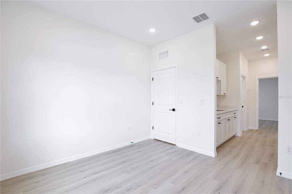 Activo con contrato: $404,900 (5 camas, 3 baños, 2200 Pies cuadrados)
